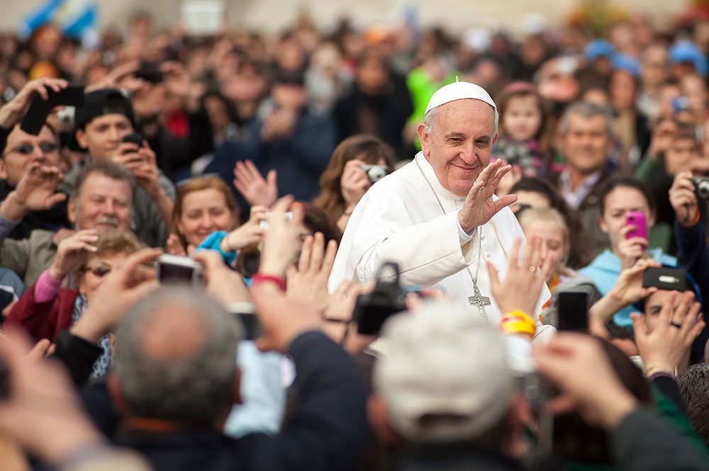 Pope-Francis-I-greets-gathered-prayers-in-Rome-Italy